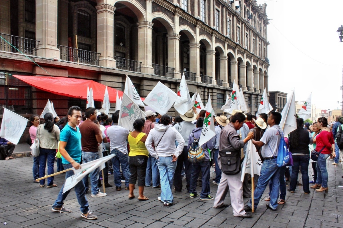 Campesinos bloquean Centro Histórico en demanda de apoyos