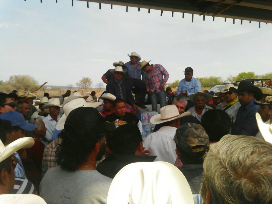 Detienen campesinos la construcción de la autopista Siglo XXI