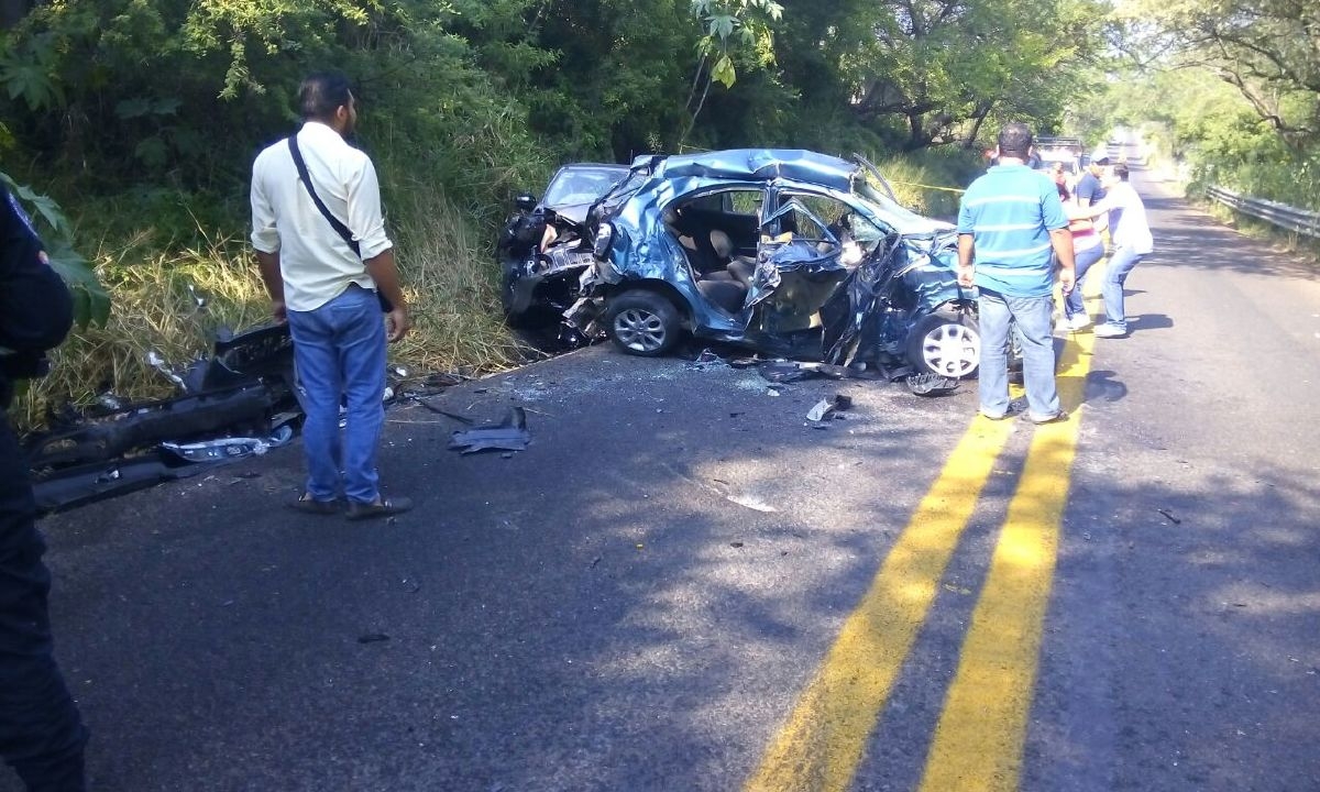 Choque entre un auto y una camioneta deja dos muertos