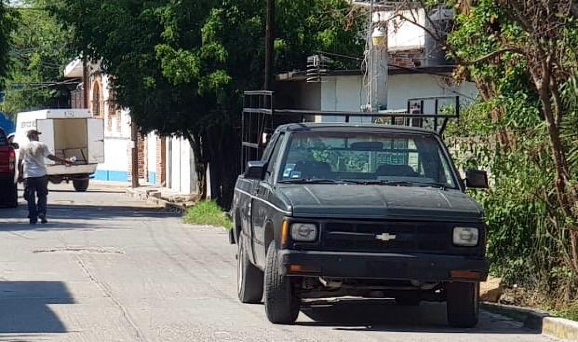 Hallaron un cadáver con lesiones por arma de fuego, en un paraje en Amacuzac