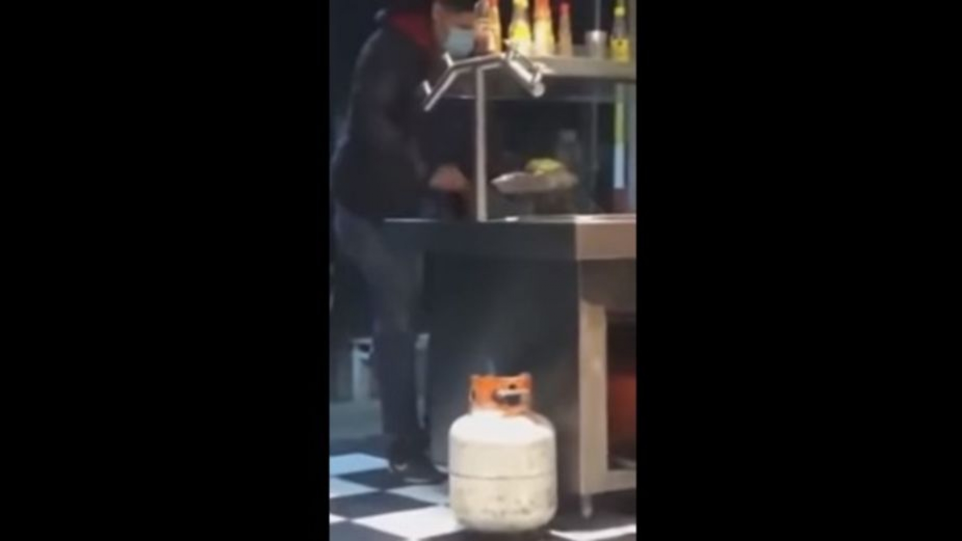 Lord Tupper: Se lleva todos los complementos de comida de un negocio