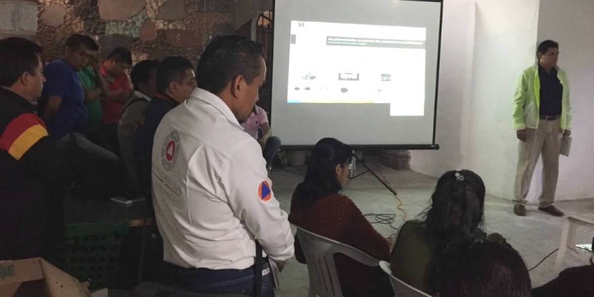 Se reúnen autoridades de PC con vendedores de artificios pirotécnicos, en Ocotepec
