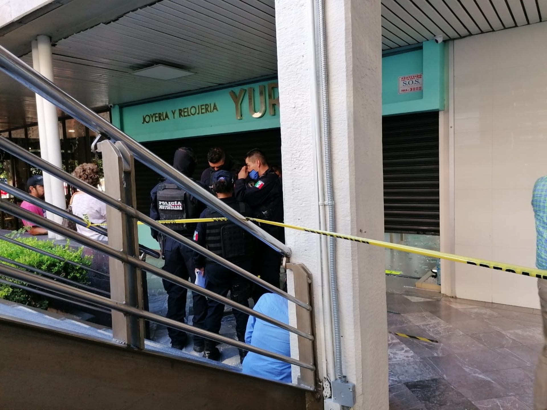 Roban 2 joyerías en una plaza en el centro de Cuernavaca