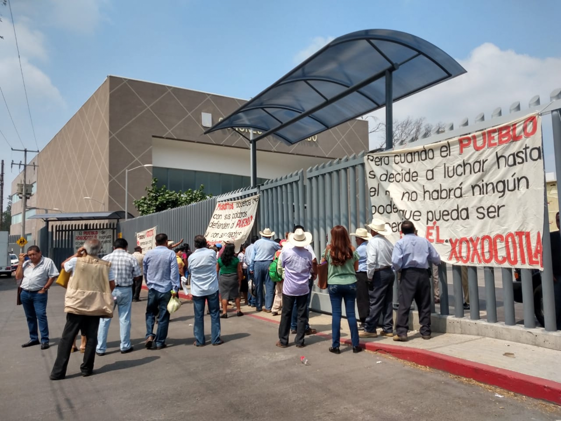 Se manifiestan habitantes de Xoxocotla en el Congreso local