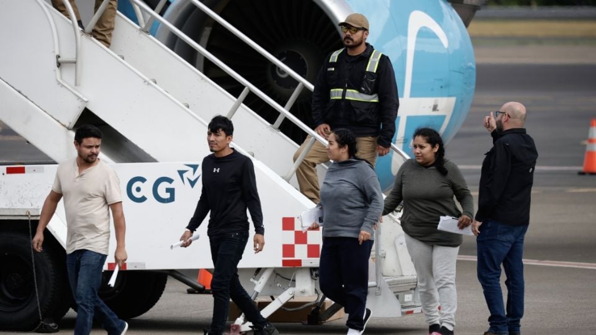 Llegan 328 migrantes venezolanos en vuelo de repatriación desde Arizona