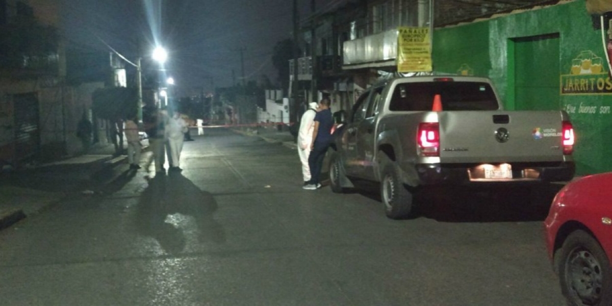 Atacan a balazos a tres personas en una taquería, en Cuernavaca