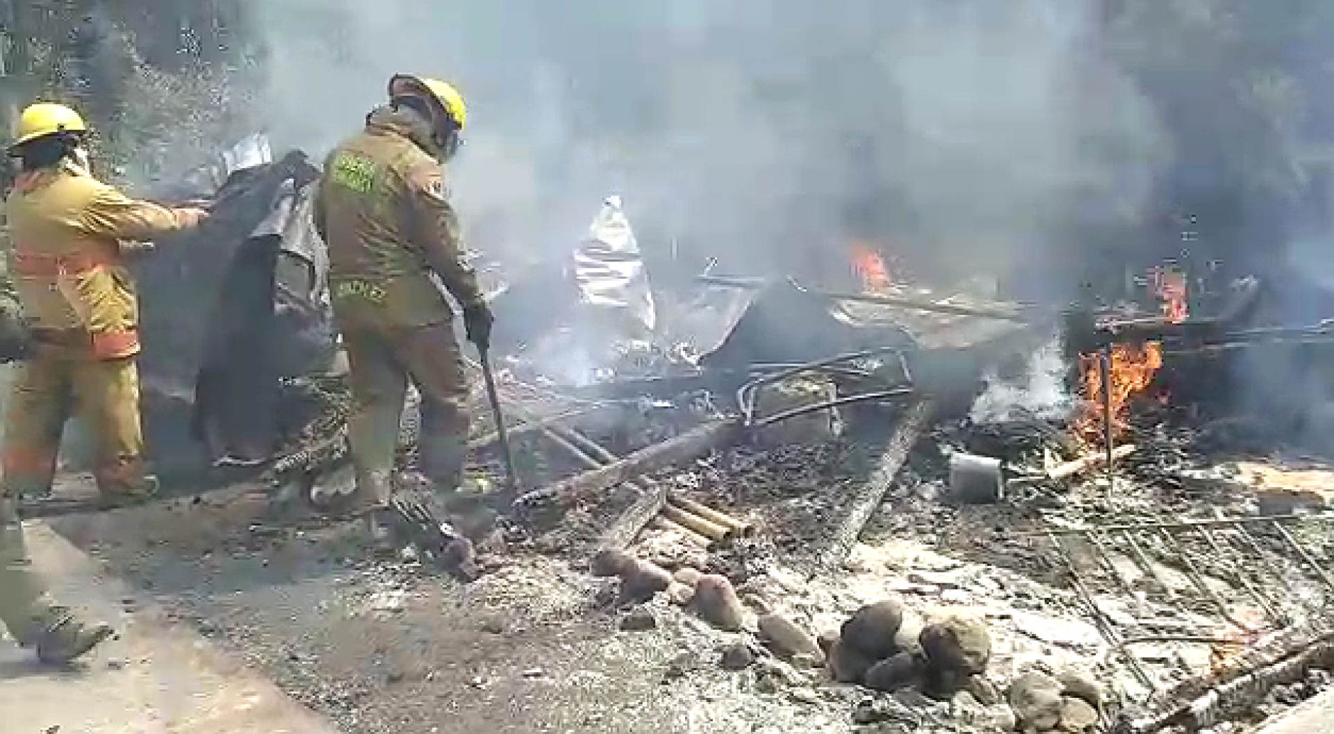 Sofocan bomberos incendio de una casa de madera, en la Lagunilla