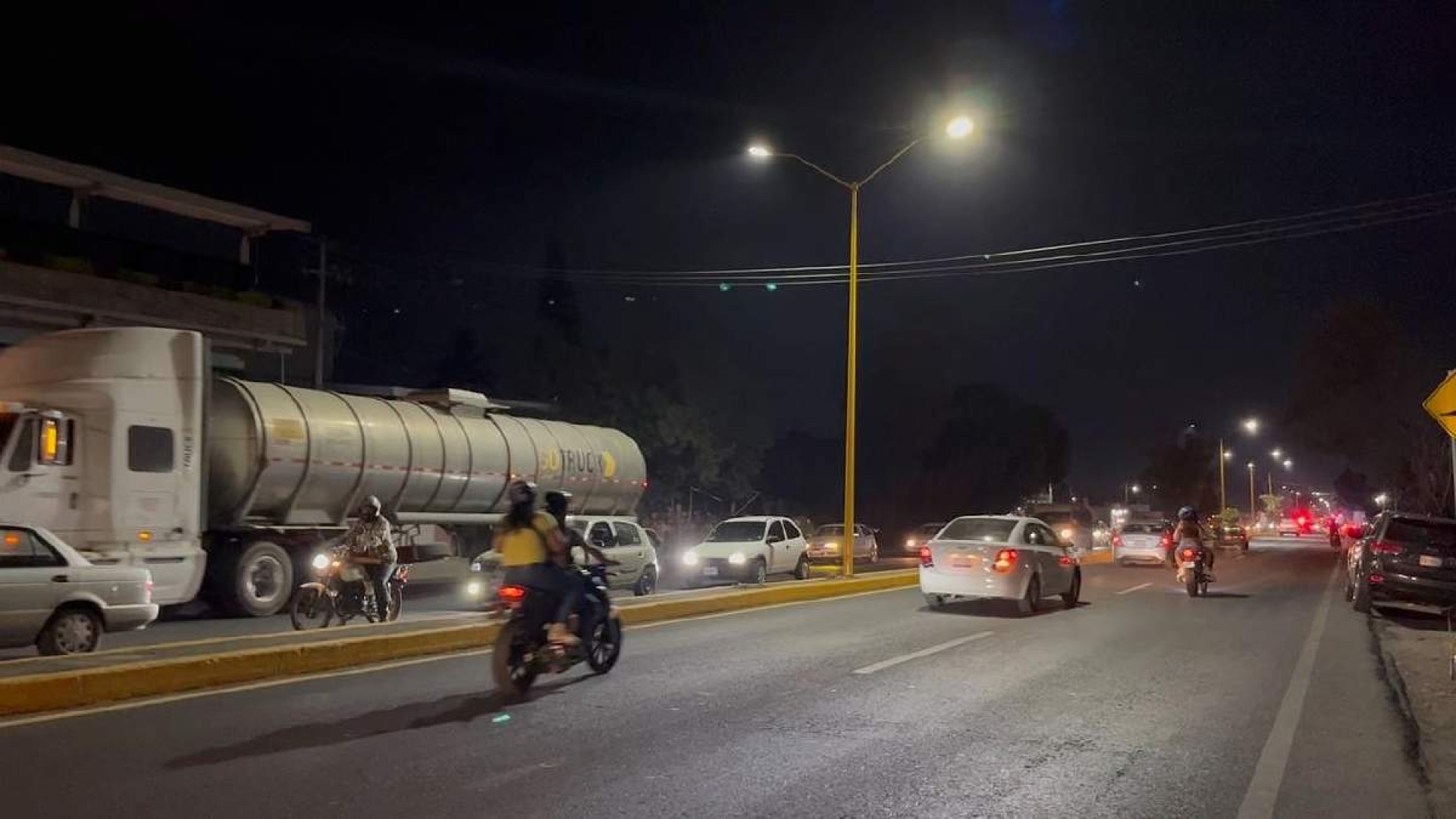 Inaugura Jesús Corona alumbrado en bulevar de Tetelcingo