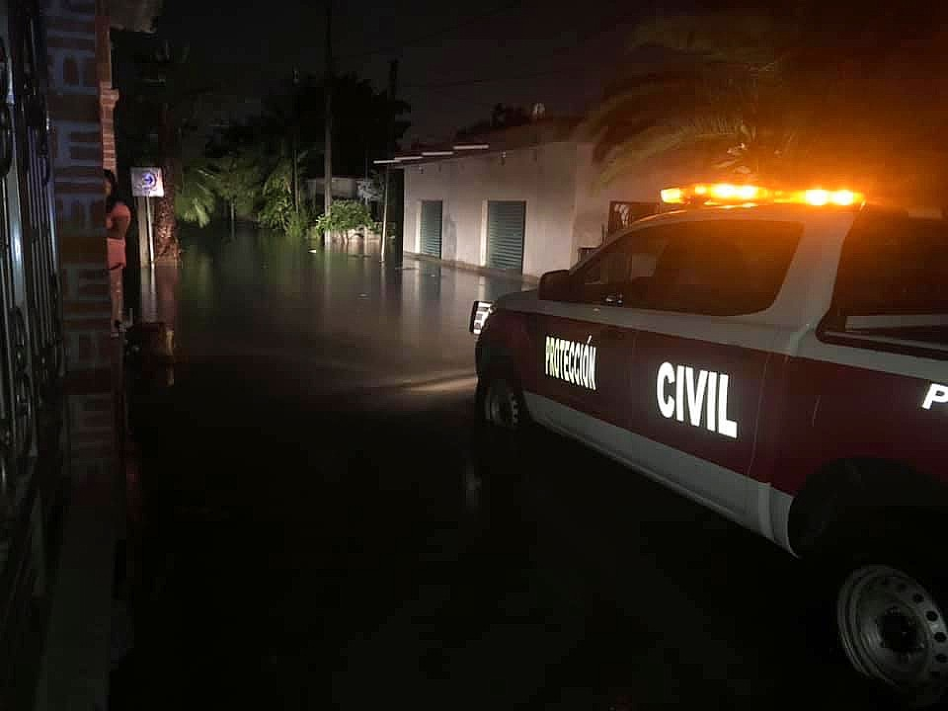Inundaciones en inmuebles tras lluvias en Zacatepec