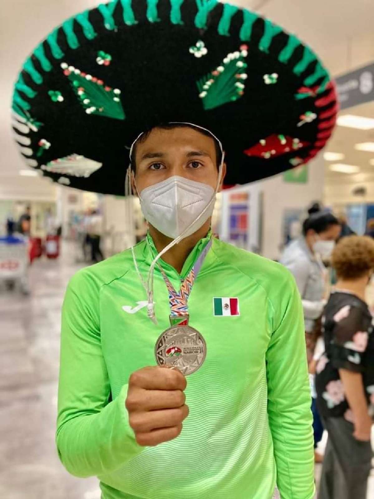 Reciben entre vítores a Luis Avilés, medallista de plata en mundial de atletismo
