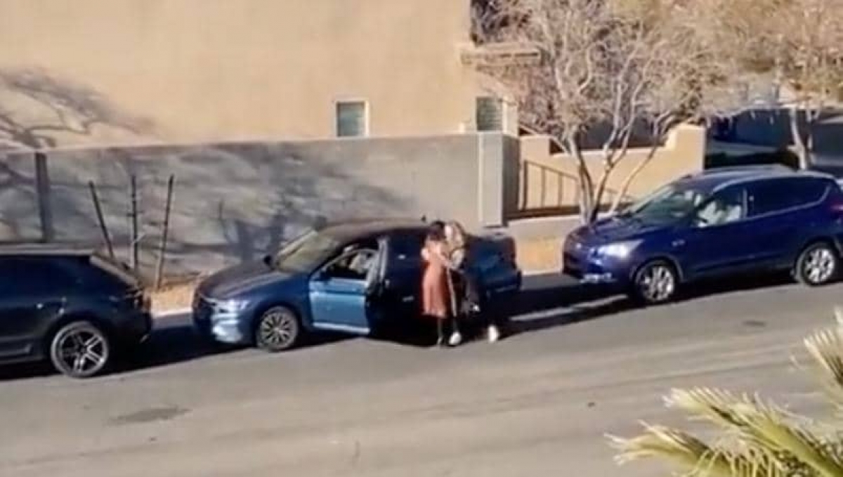 Conductora protagoniza una aventura cuando se estaciona y se hace viral