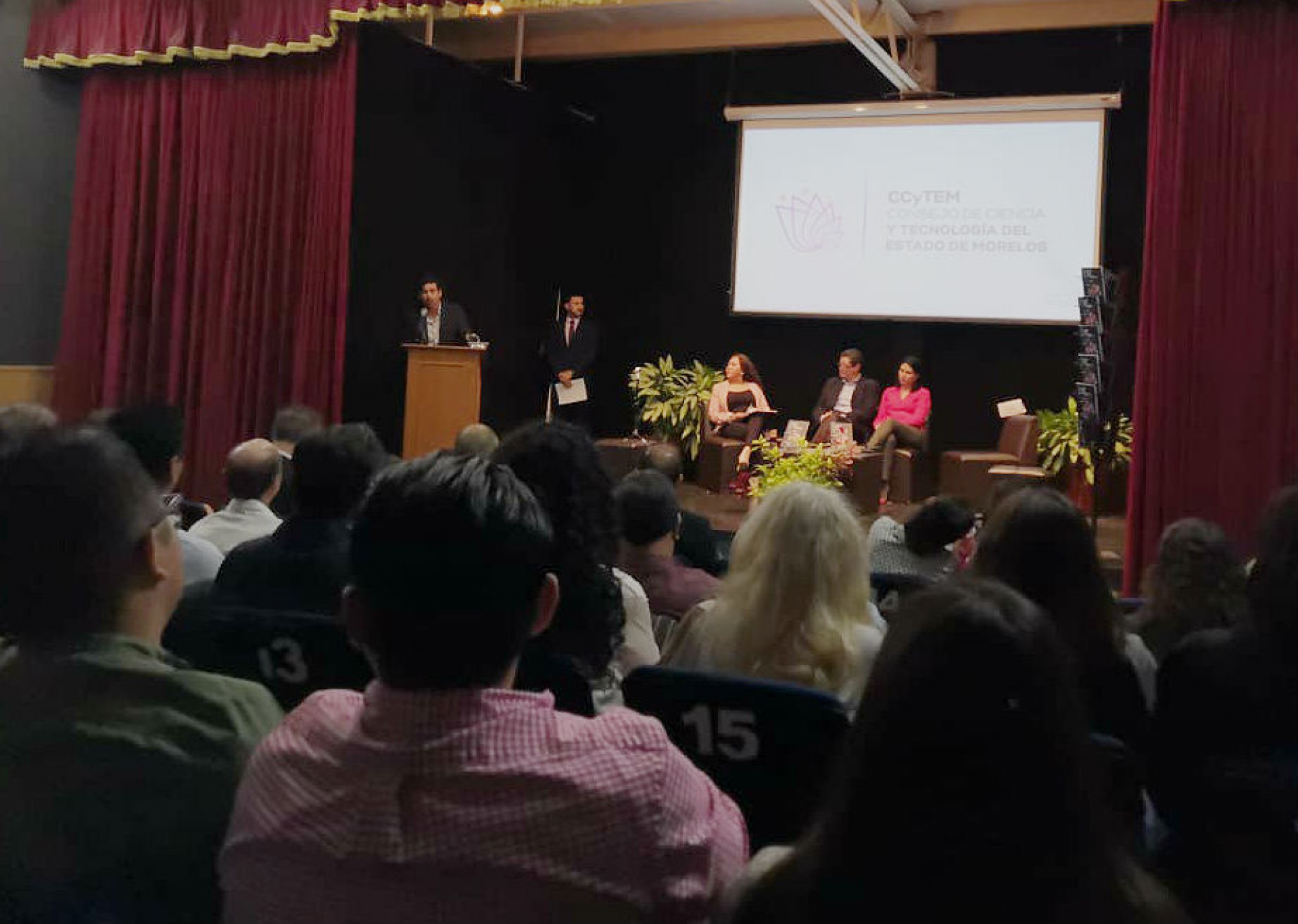 Presentan el libro 'Presente, pasado y futuro de la ciencia', de Iván Carrillo