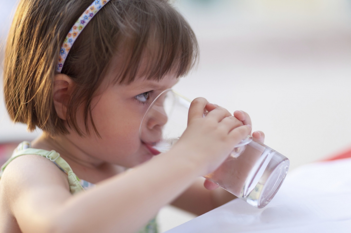 ¿Cuánta agua debe beber mi hijo?