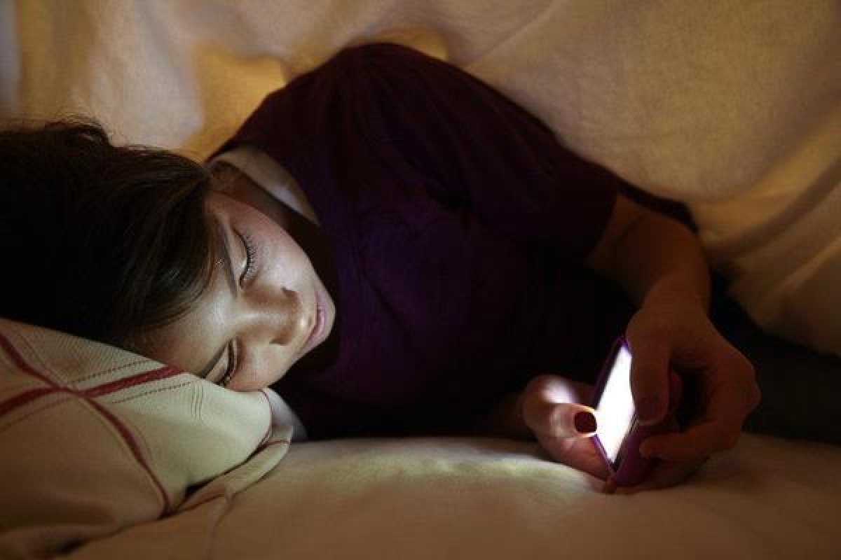 Relacionan ceguera temporal con revisar el celular en la oscuridad