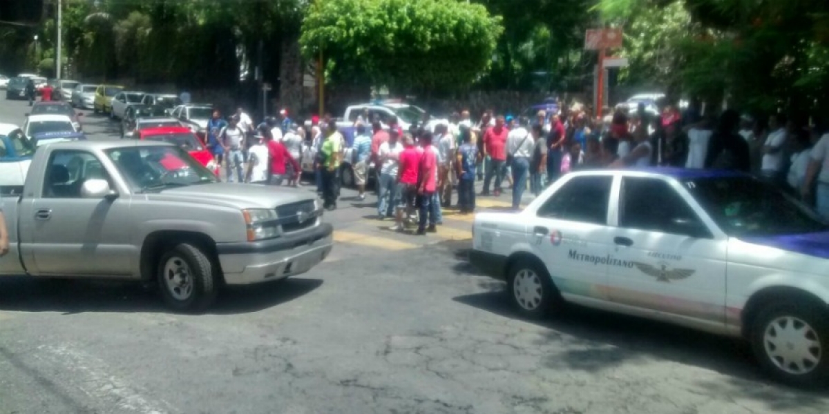 Se manifiestan comerciantes; exigen plazo para retiro de maquinaria que bloquea vialidad en circuito ALM