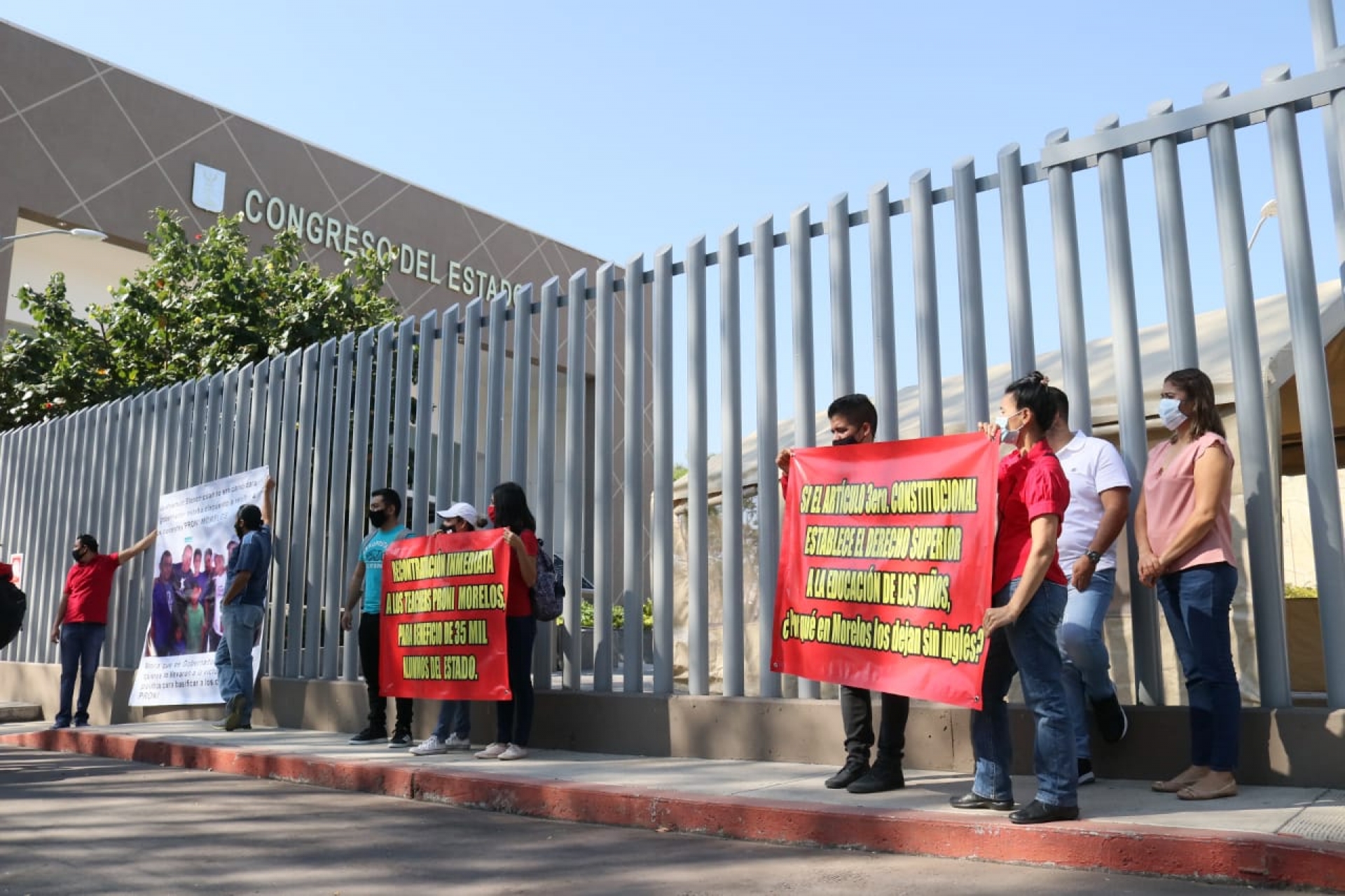 Protestan maestros del Programa Nacional de Inglés ante el Congreso local