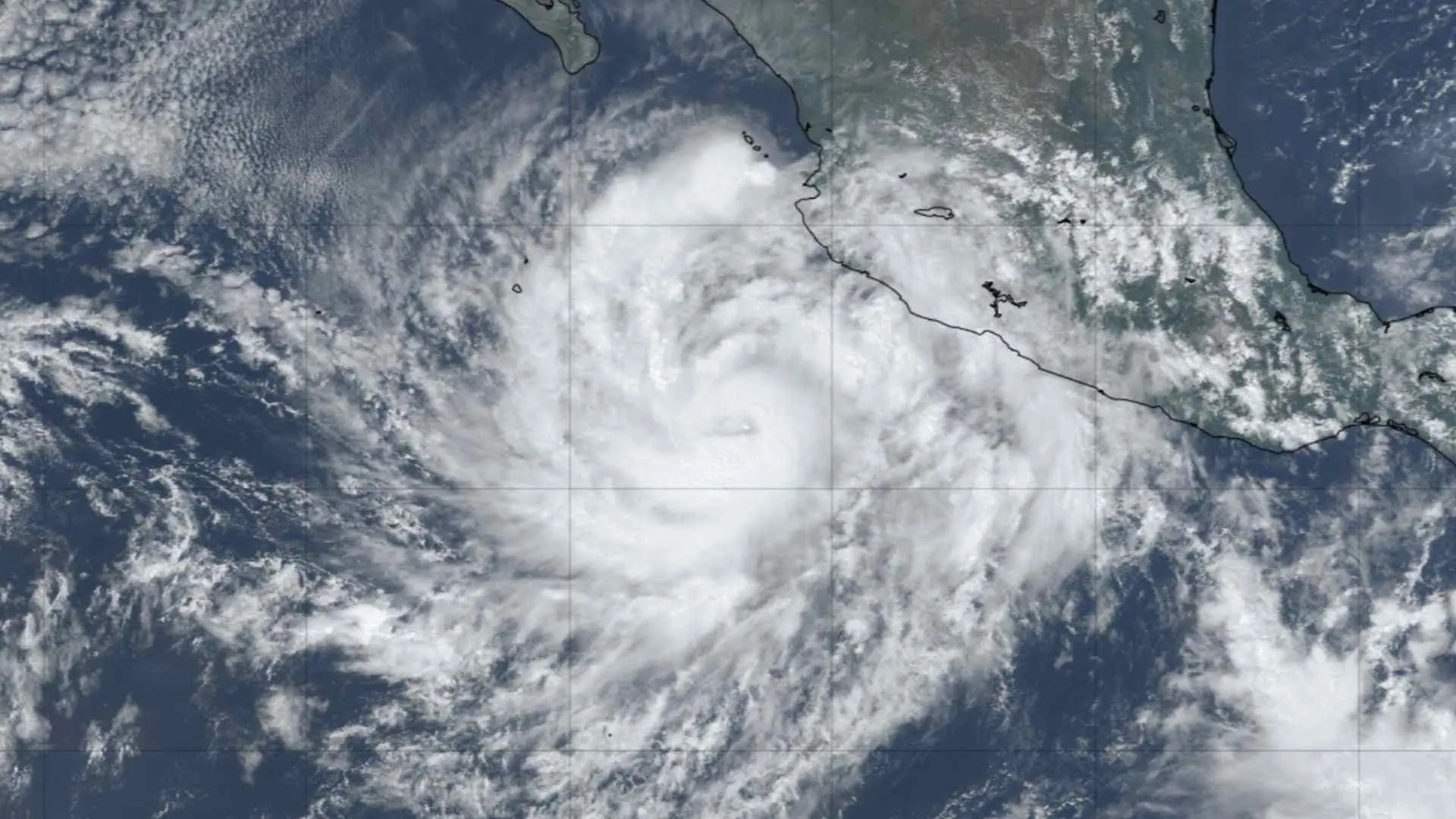 Huracán 'Priscilla' sigue como categoría 1 frente a las costas de Jalisco