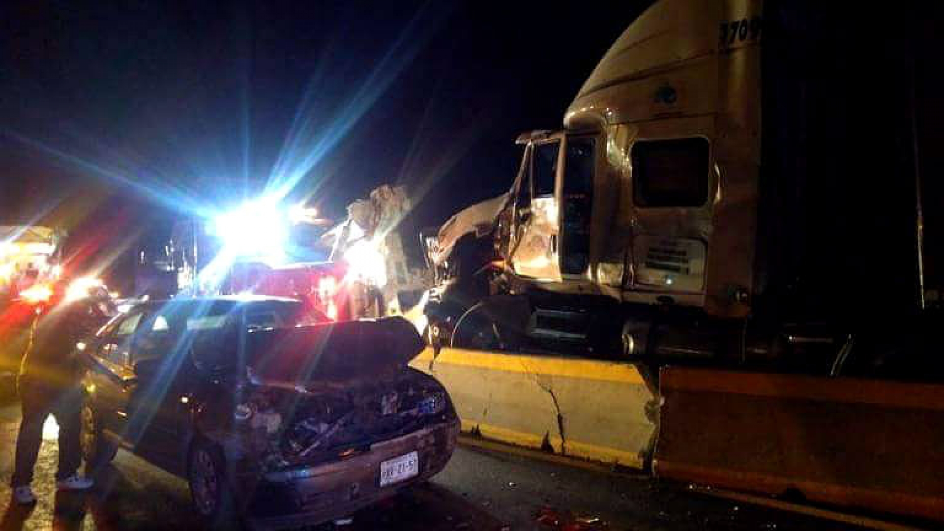 Dos lesionados, saldo de carambola en la autopista México-Acapulco
