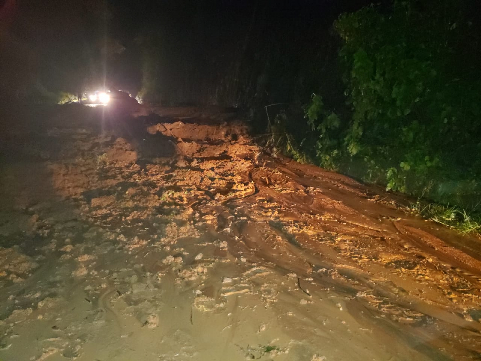 Cerrada, circulación en carretera Buena Vista del Monte-Cuernavaca