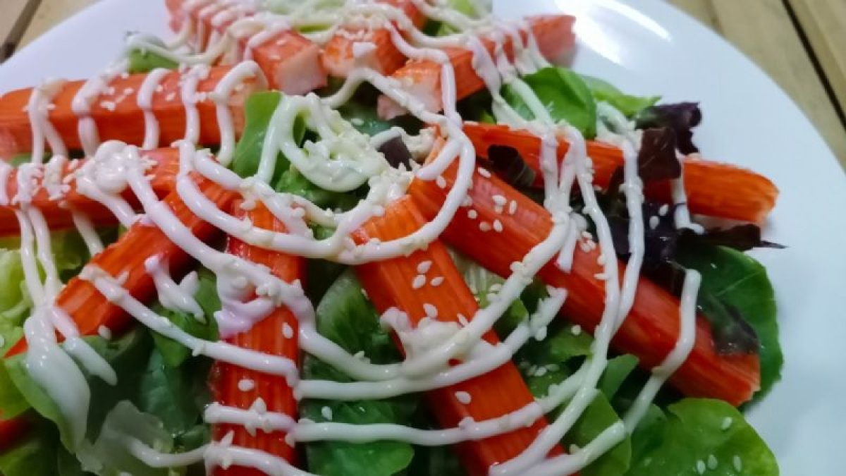 ¿Se te antoja algo fresco y ligero para comer hoy? Receta para hacer una ensalada de surimi y pepino