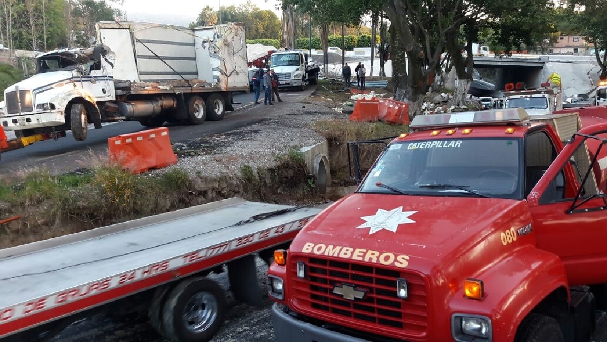 Vuelca un camión que transportaba lácteos