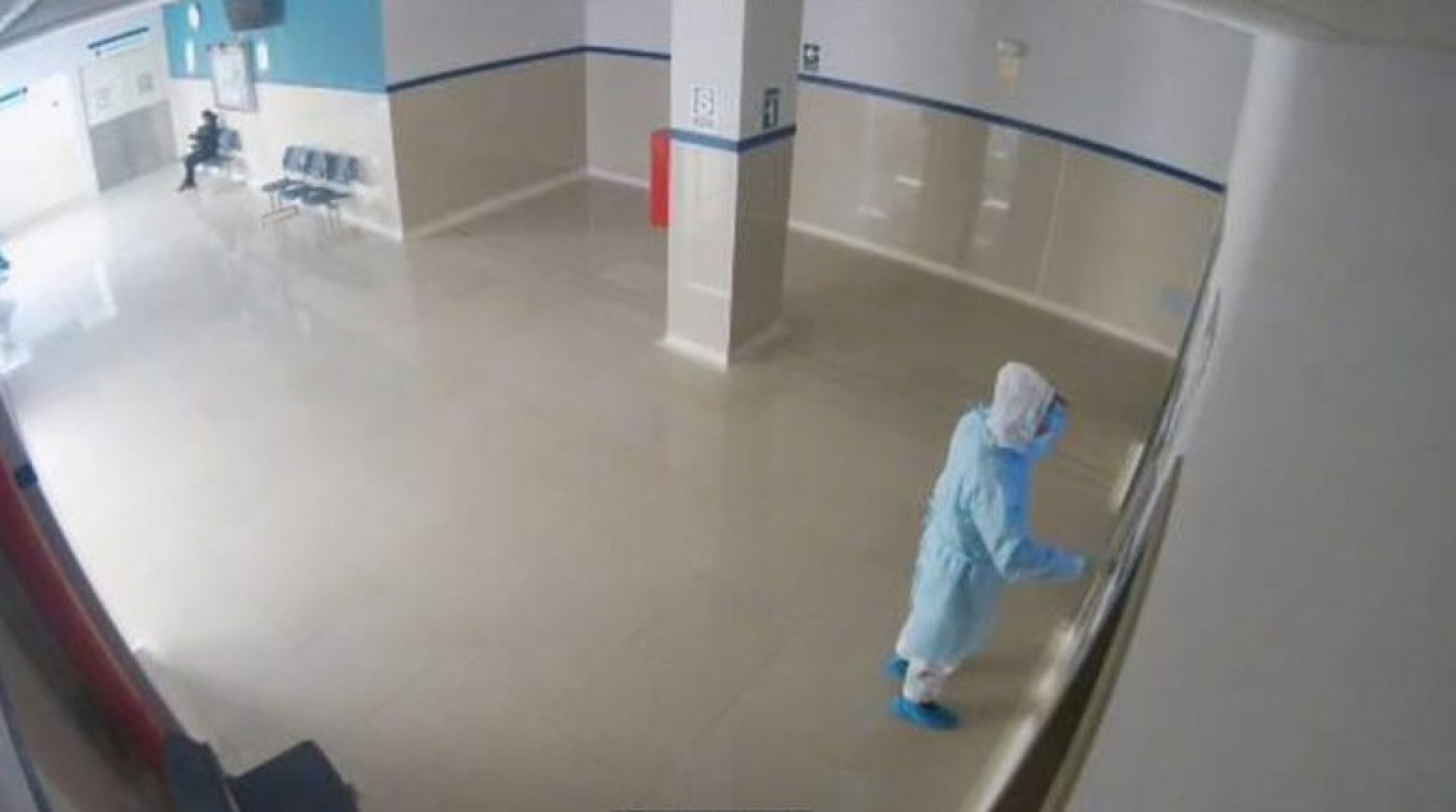 Policía se disfraza de médico para ver a su papá con COVID