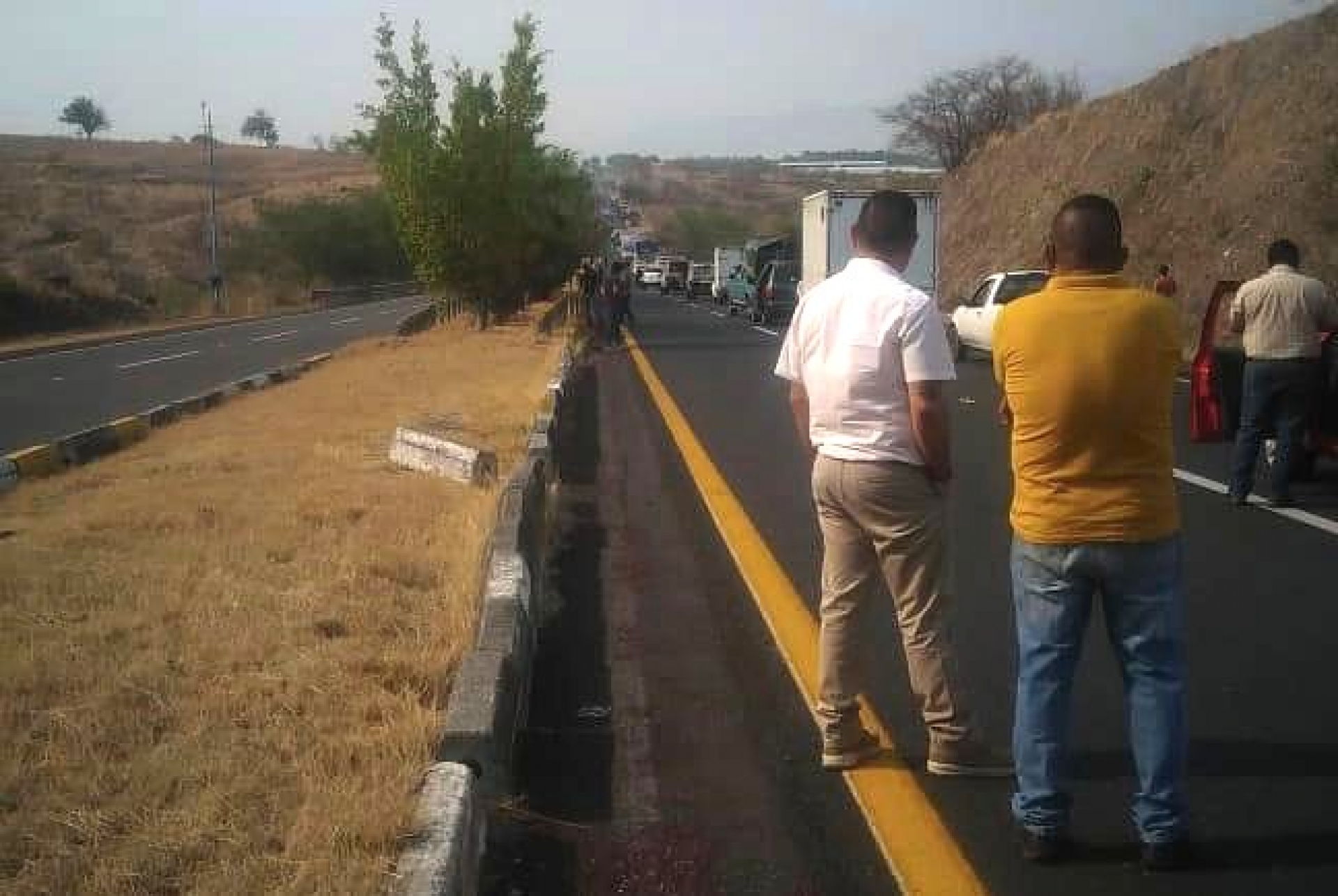 Hallan un cadáver a un costado de la autopista México-Acapulco, con disparos