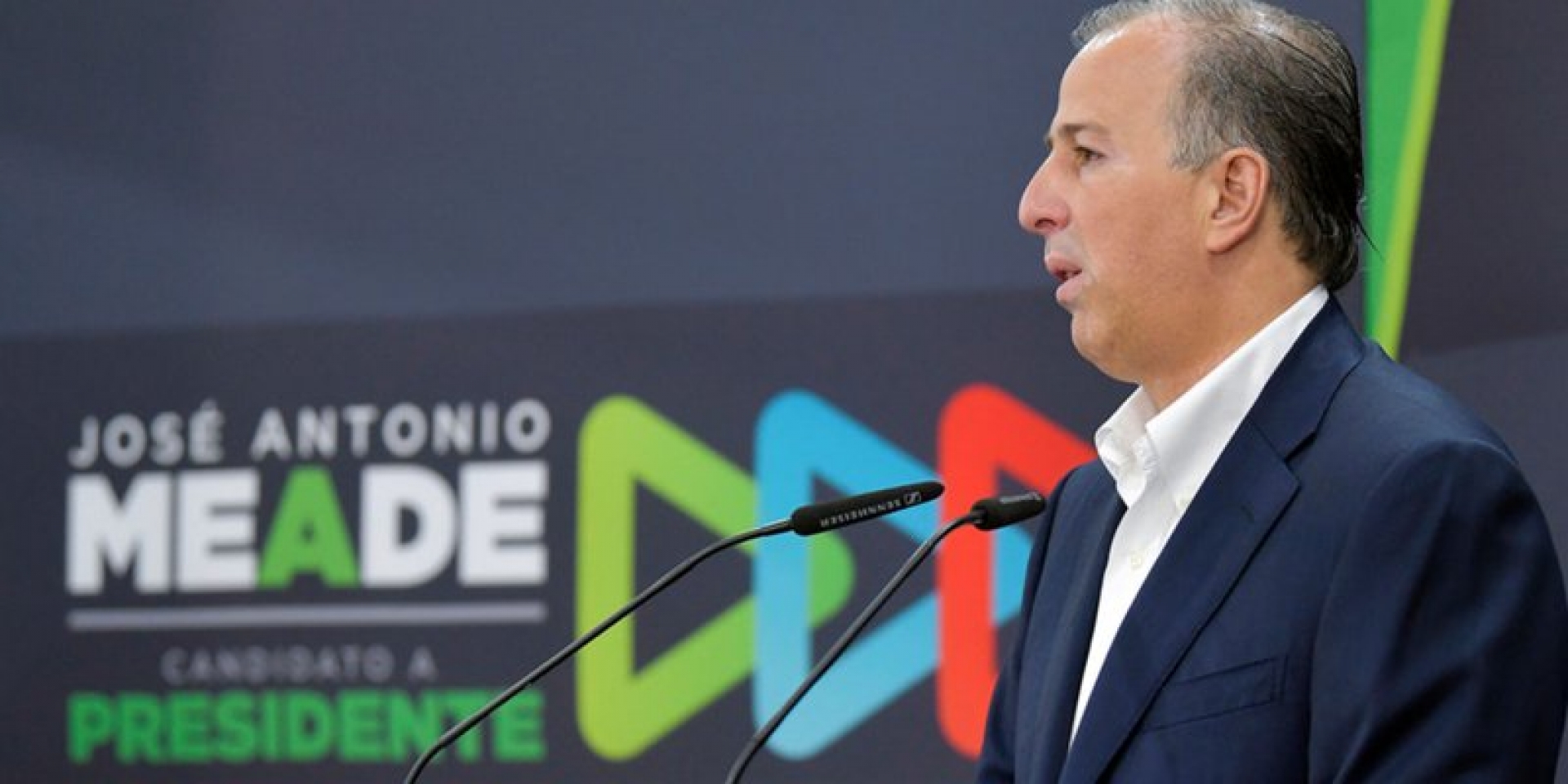 Meade presenta pruebas de que AMLO es dueño de 2 departamentos