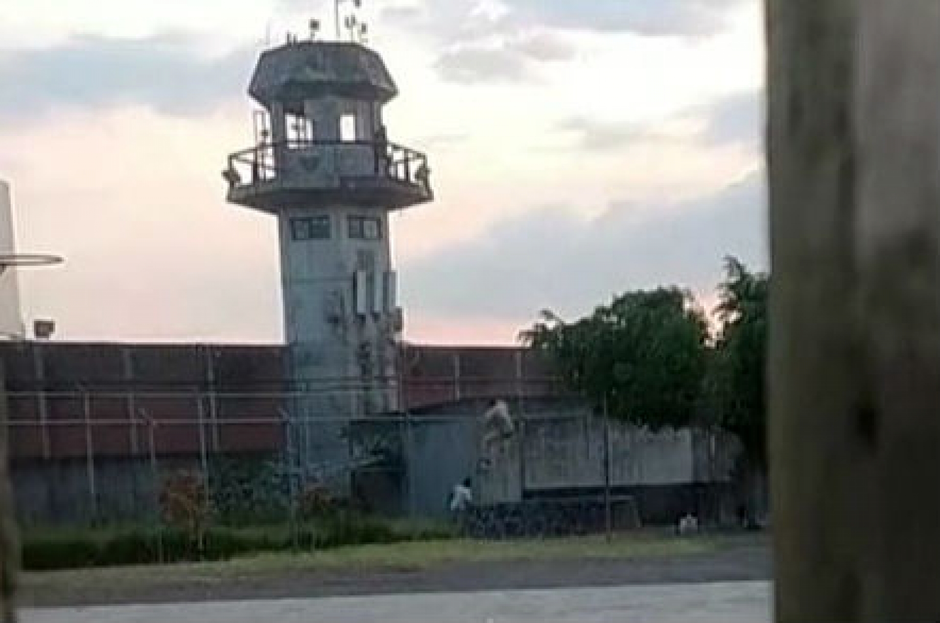 Se fugan dos internos del Cereso Morelos; además, tres personas fallecieron