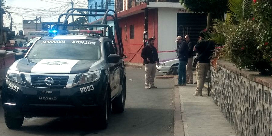 Asesinan a tiros a un taxista en Tejalpa