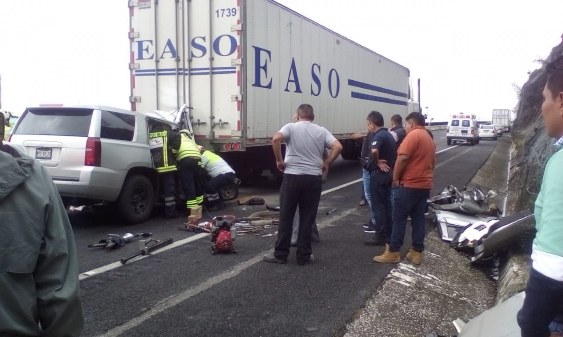 Camioneta se impacta contra tráiler en la autopista México-Cuernavaca