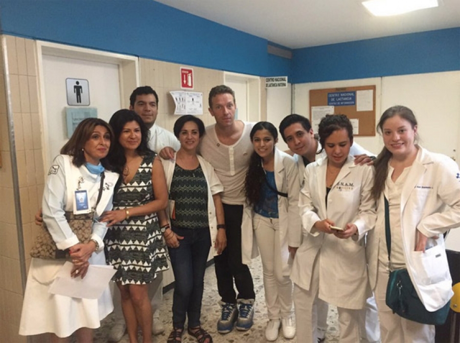 Tras concierto, Chris Martin de Coldplay visita a niños en hospital de la CDMX