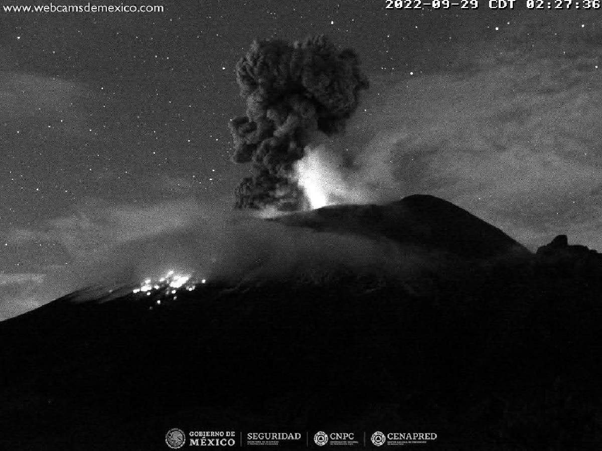 Lanza fragmentos incandescentes el Popocatépetl