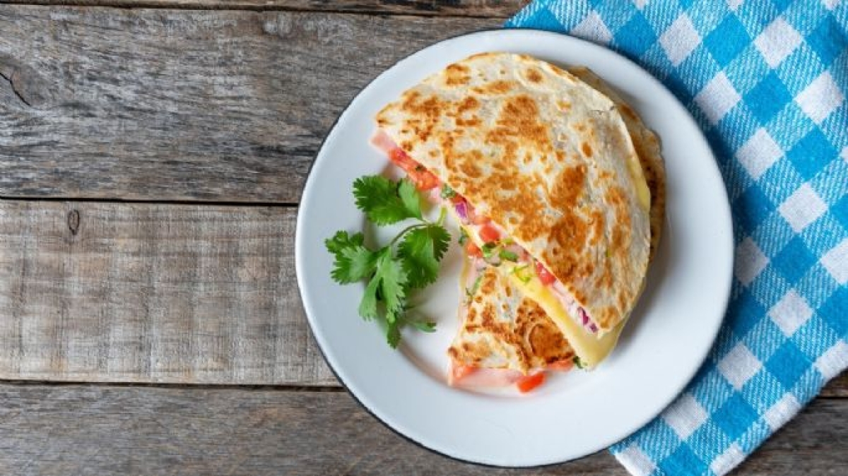 Sincronizadas de jamón con espinacas, una opción económica para degustar al inicio de semana