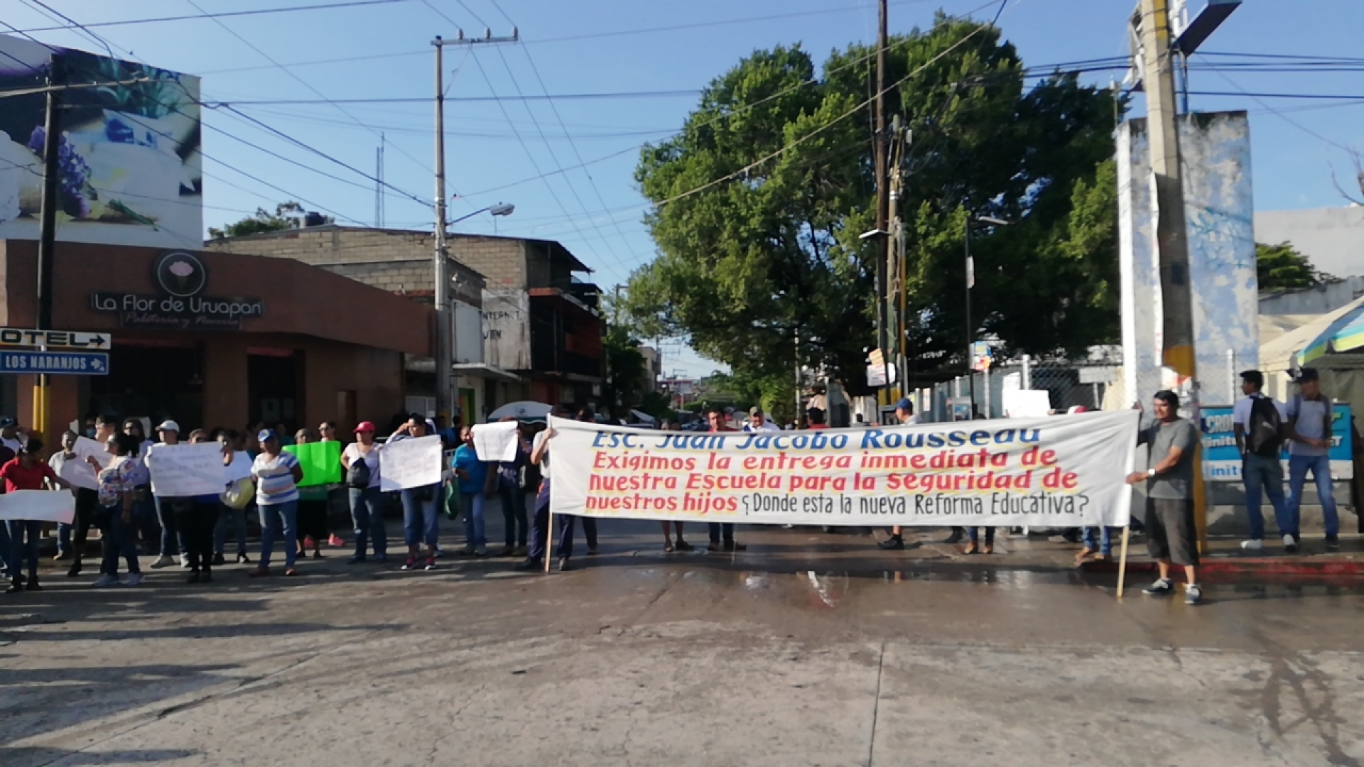 Bloquean avenida padres de familia de primaria en Jojutla