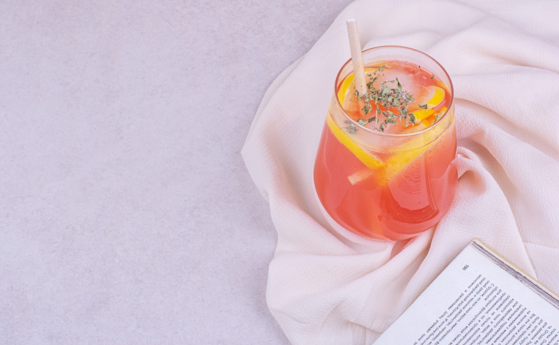 Trendy y refrescante: Prepara cócteles 'Peach Fuzz' para una tarde con amigas