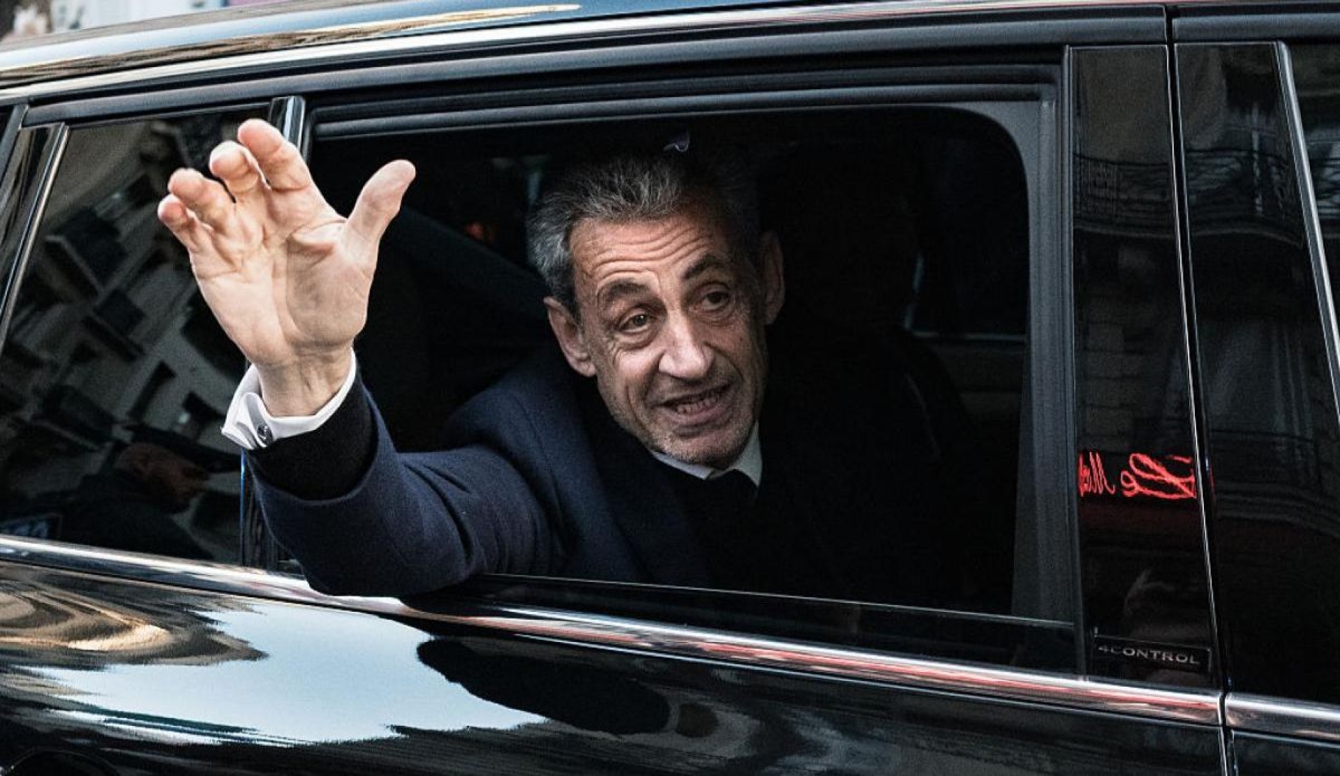 Sarkozy obtiene libertad condicional tras tres semanas en prisión por corrupción