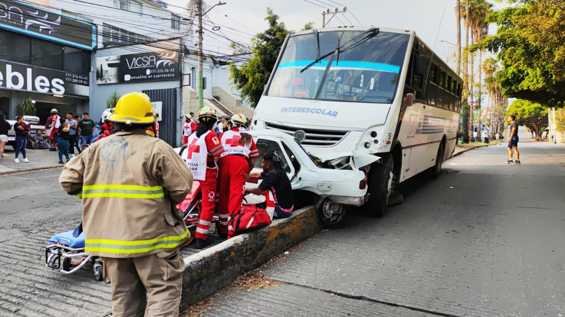 19 personas lesionadas tras accidente vehicular en colonia Recursos Hidráulicos de Cuernavaca