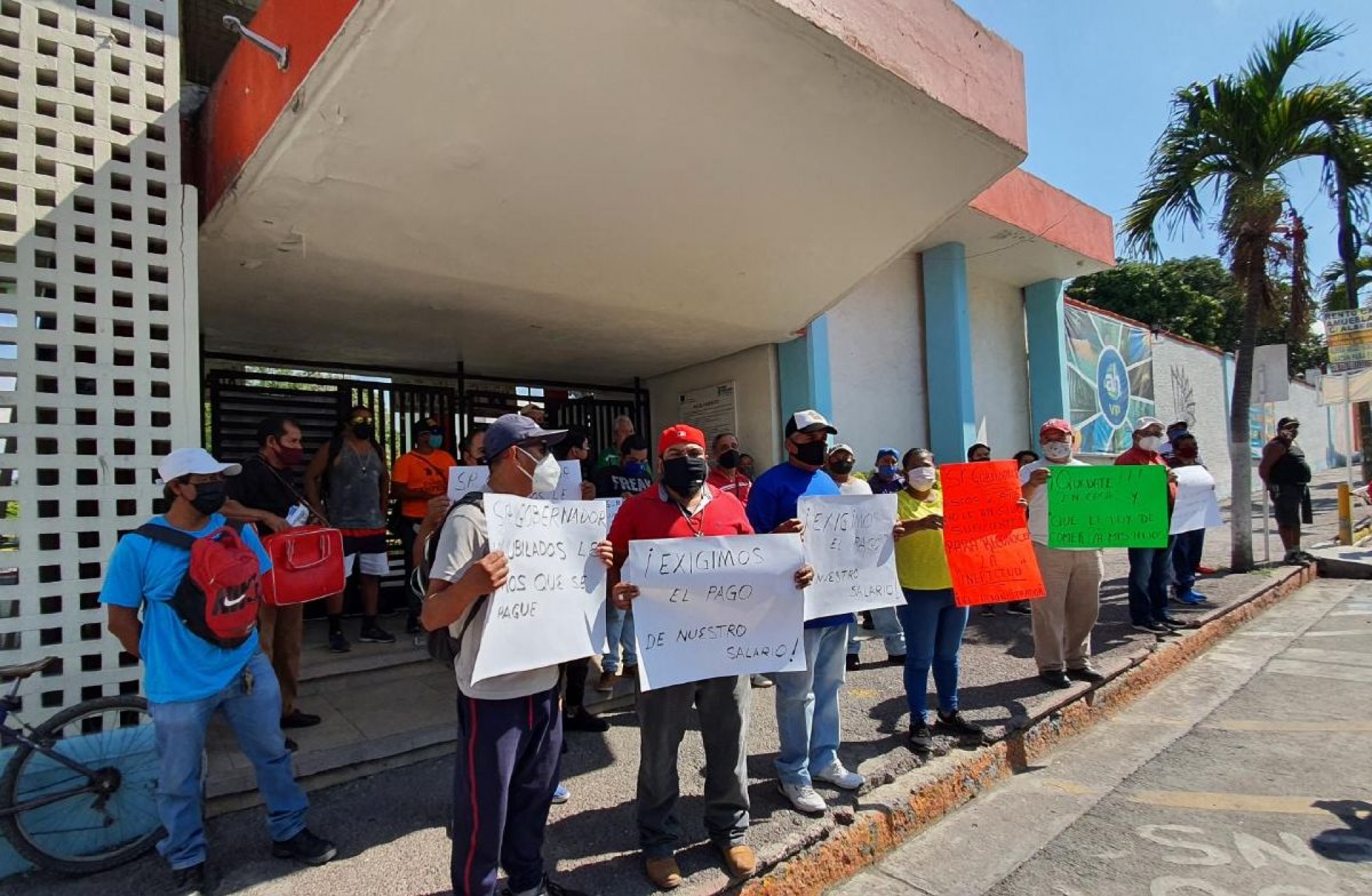 Trabajadores del balneario Agua Hedionda realizan protesta por falta de pagos