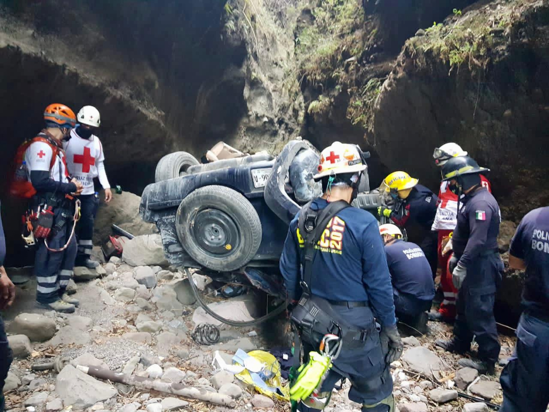 Recuperan rescatistas tres cuerpos de barranca en autopista Siglo XXI