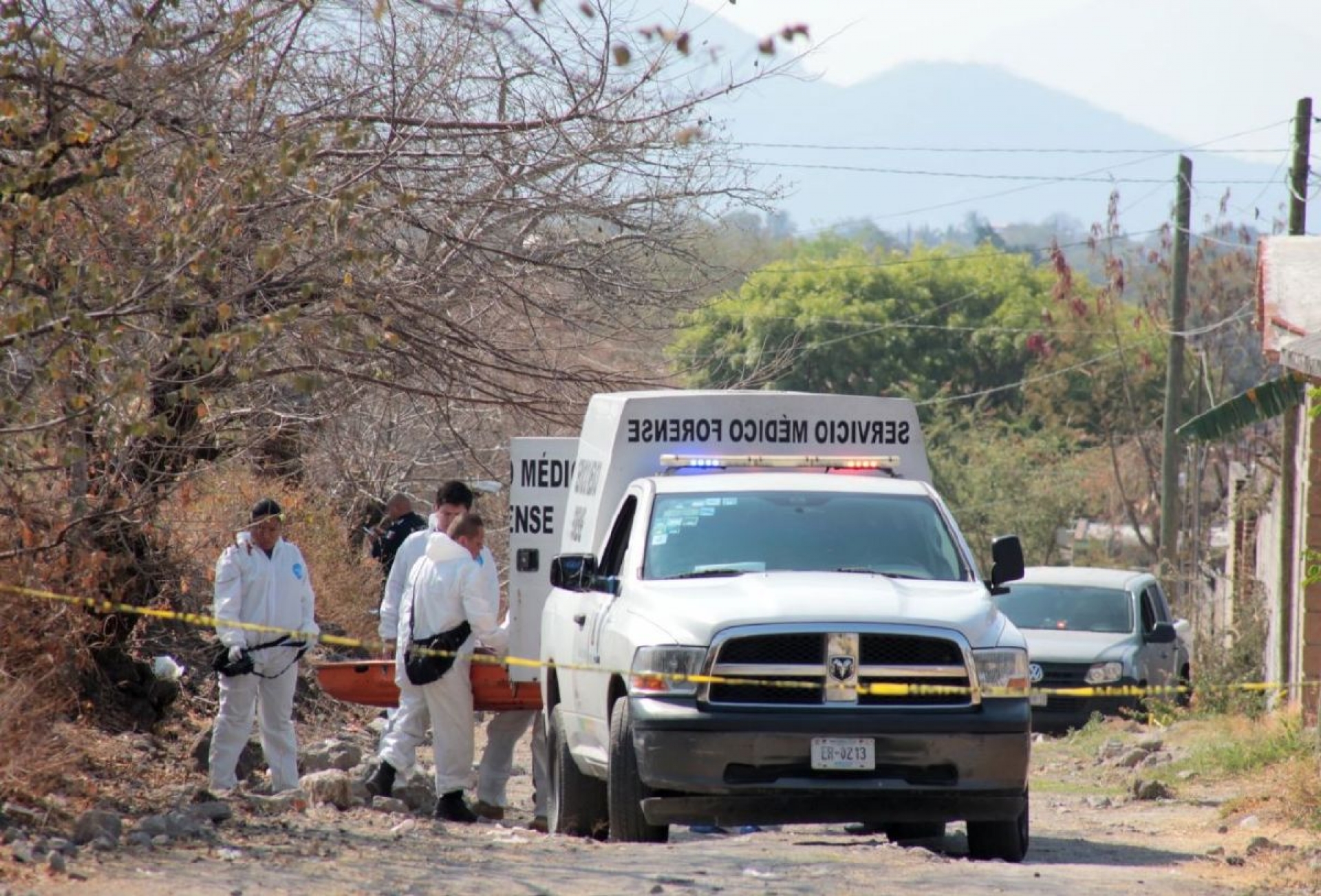 Hallan un cadáver envuelto en una cobija, en Temixco