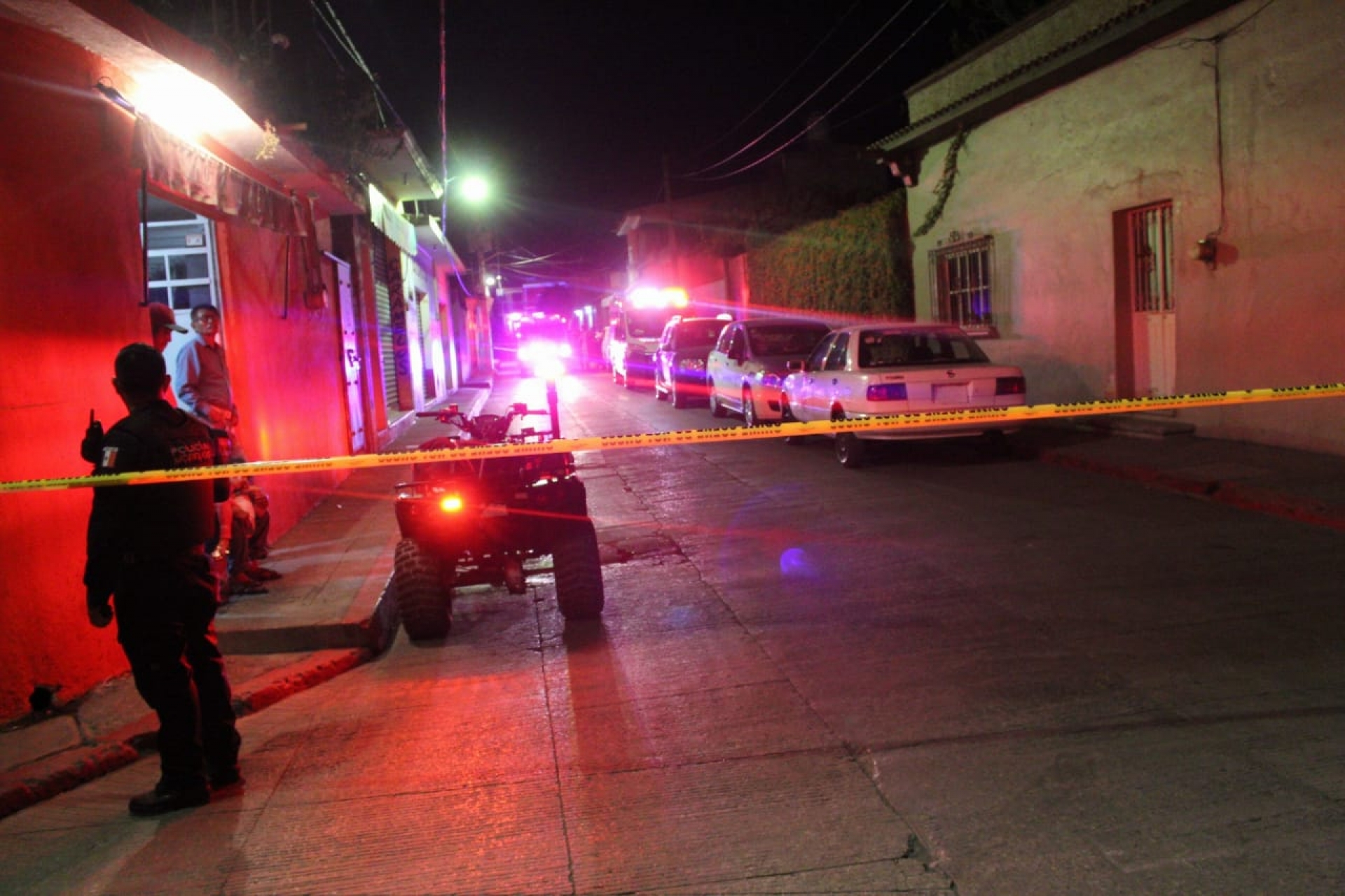 Asesinan a tiros a empleado de una taquería, en Zapata