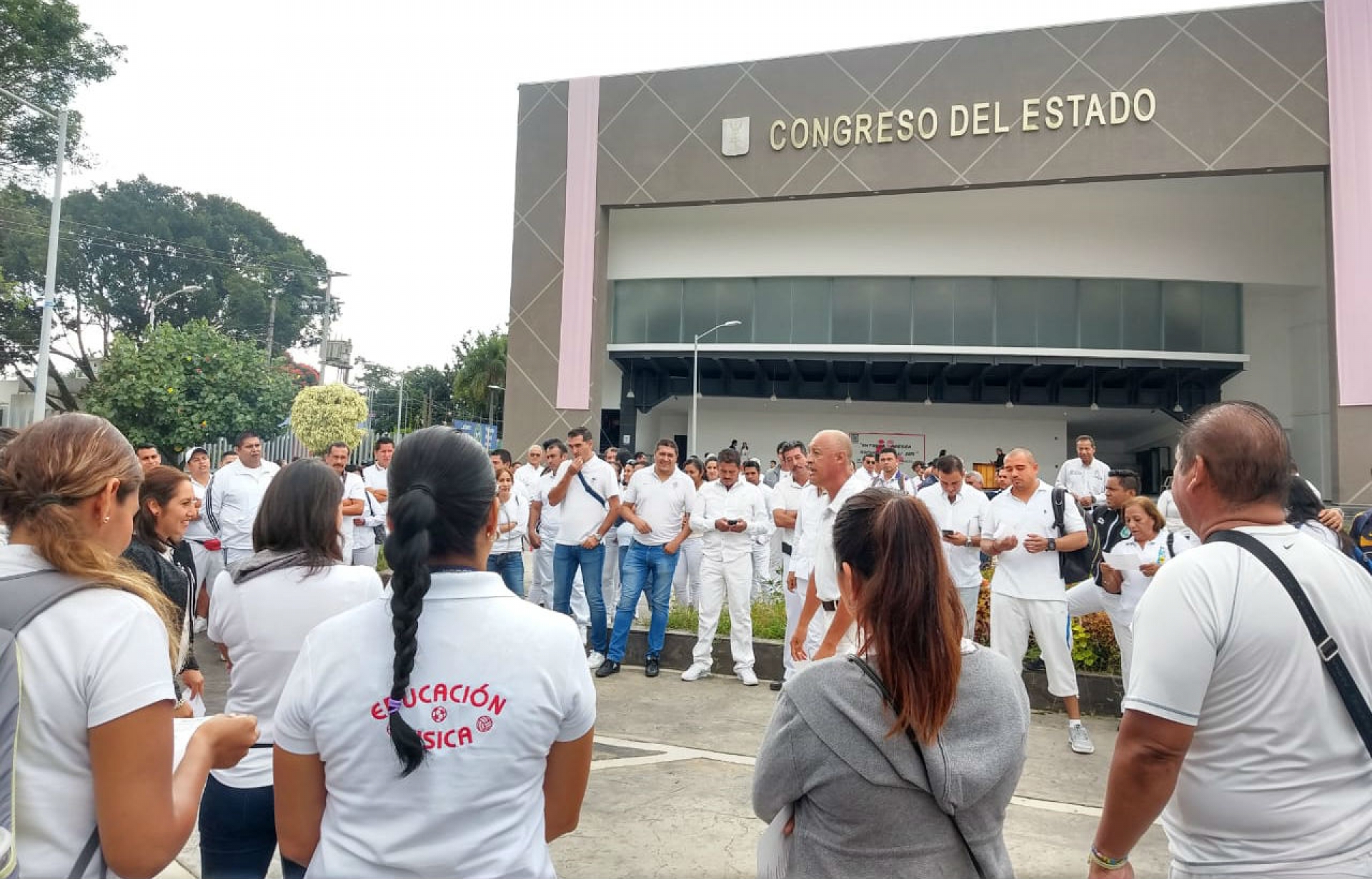 Profesores de Educación Física se manifiestan en el Congreso del estado