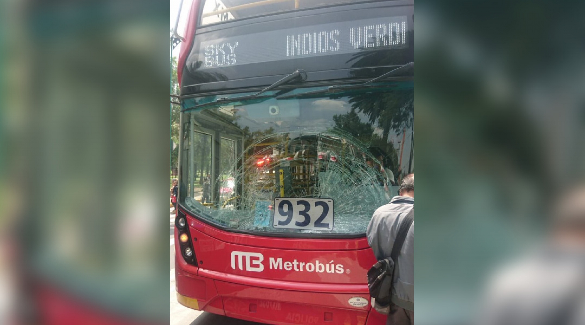 Metrobús atropella a una mujer y a su hijo