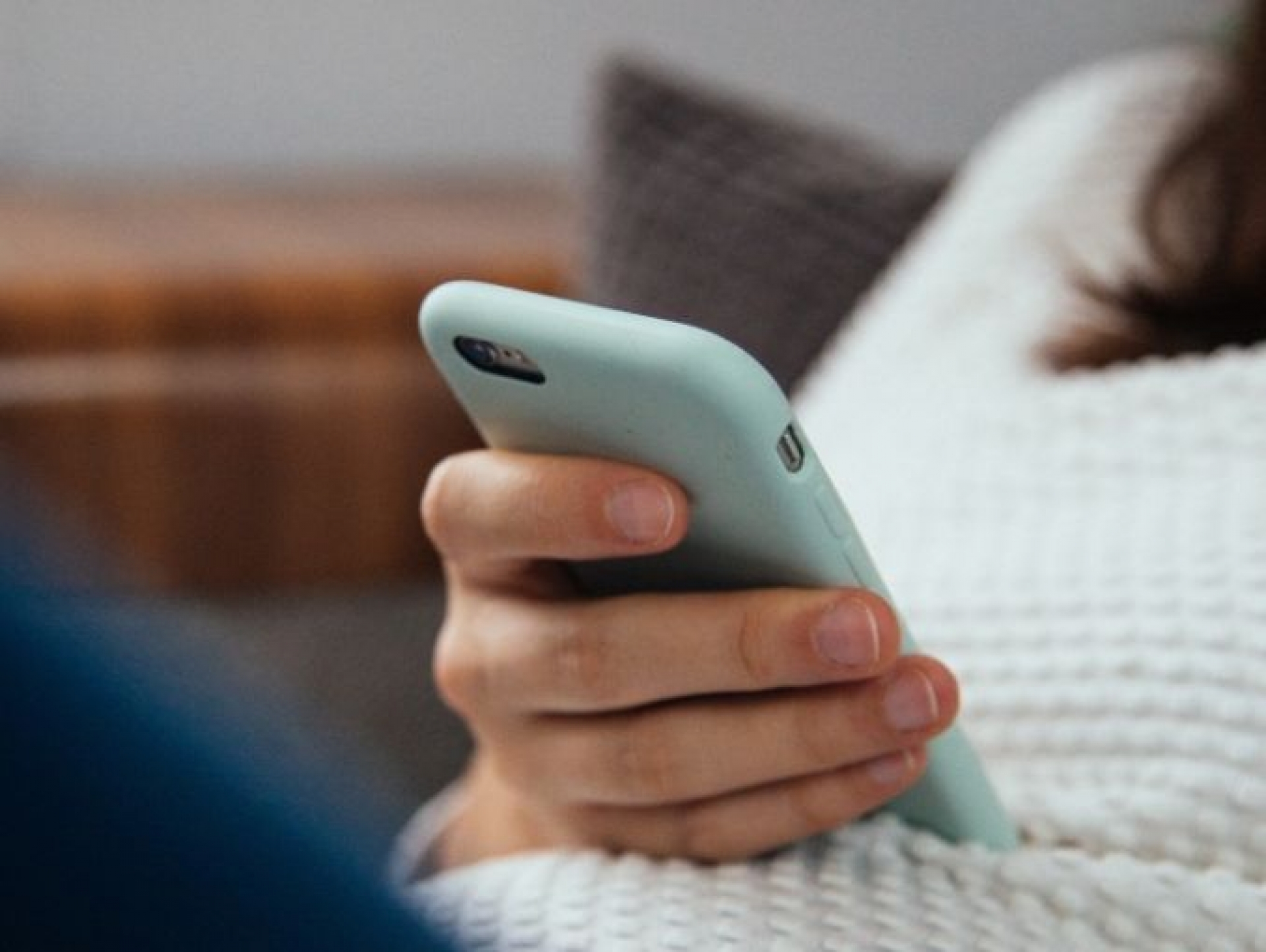 Usar el celular más de 5 horas al día, tu pase directo a la obesidad