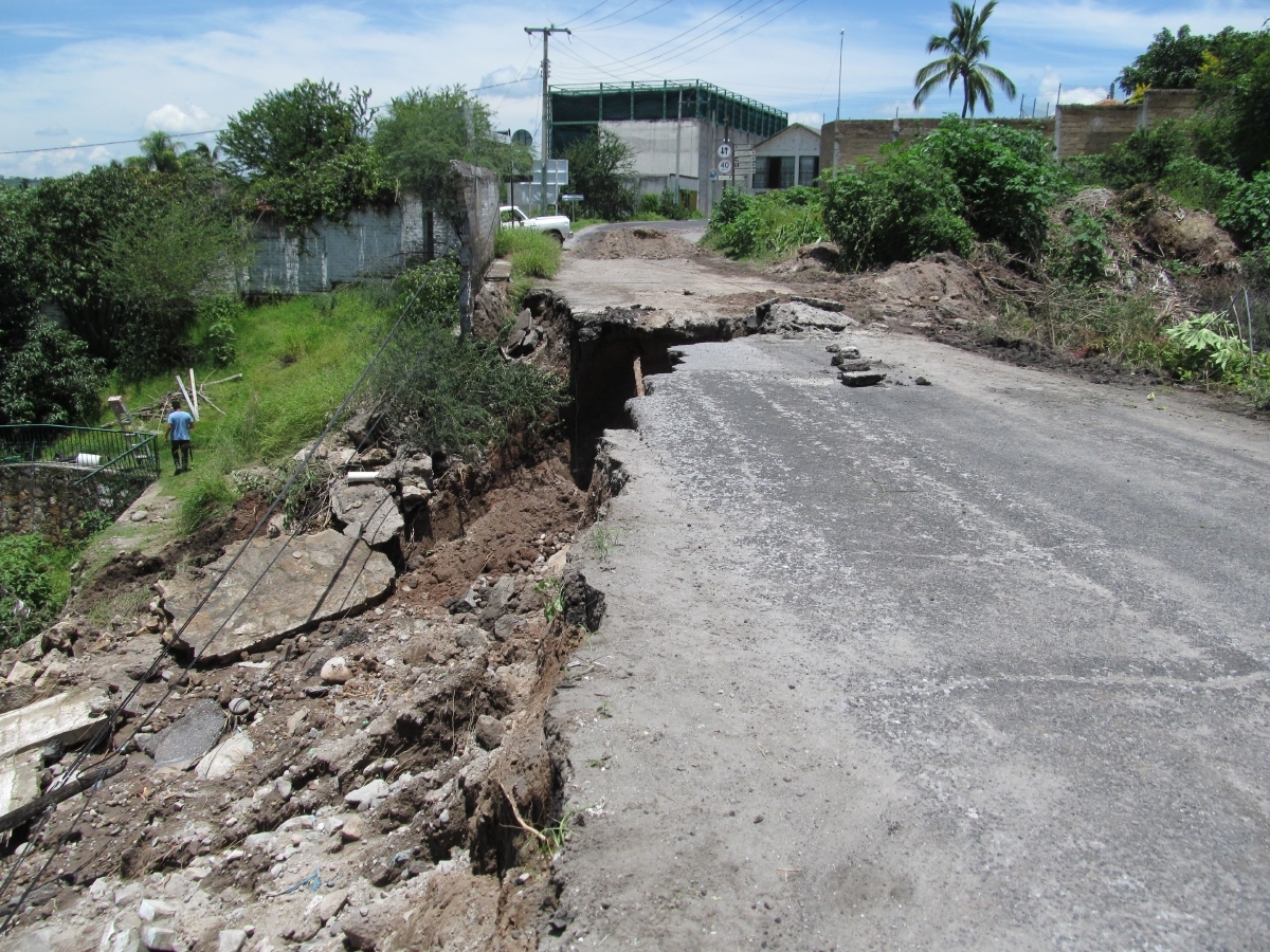 Evalúan colapso de tramo de carretera en Tequesquitengo