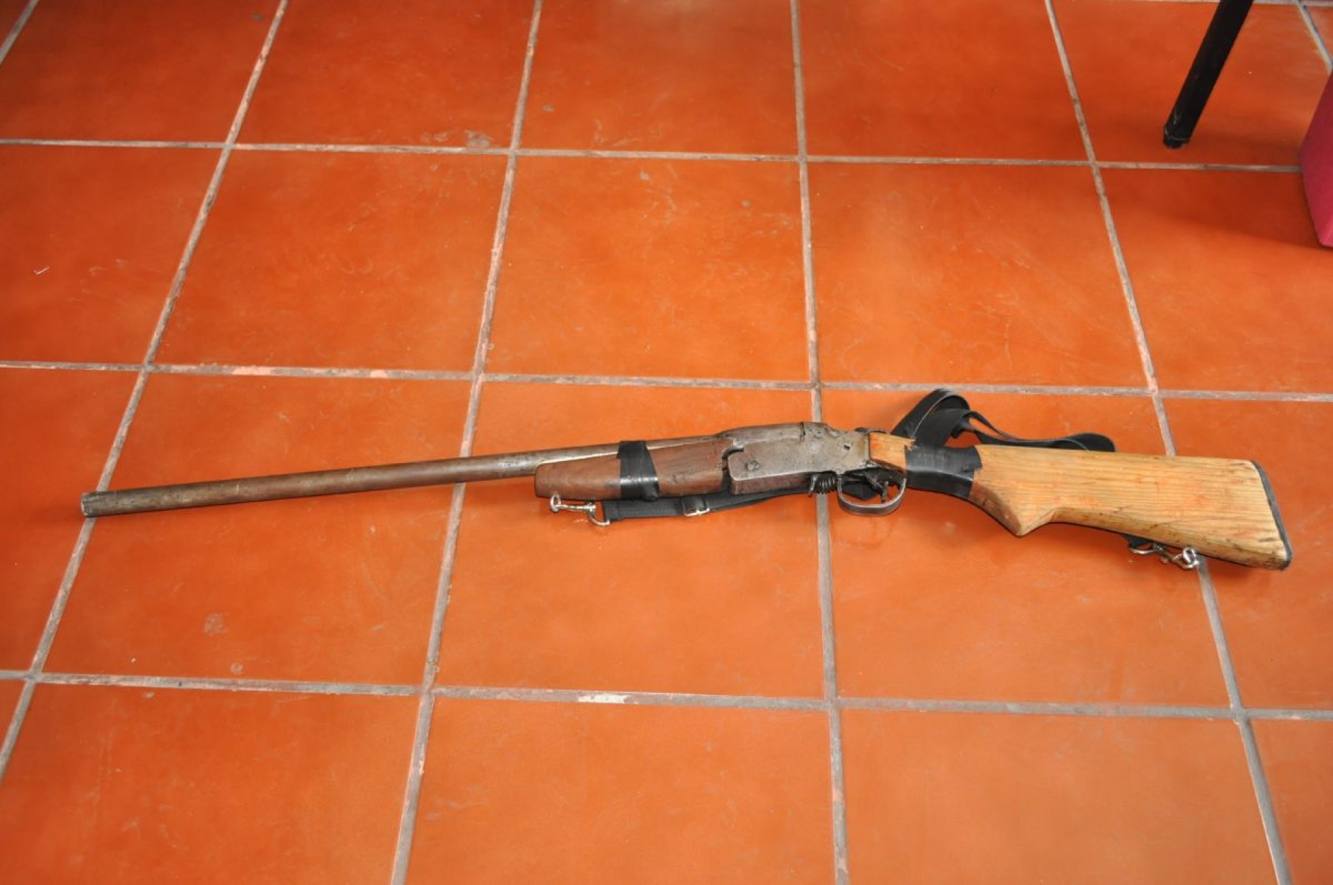 Descubren a joven en posesión de una escopeta