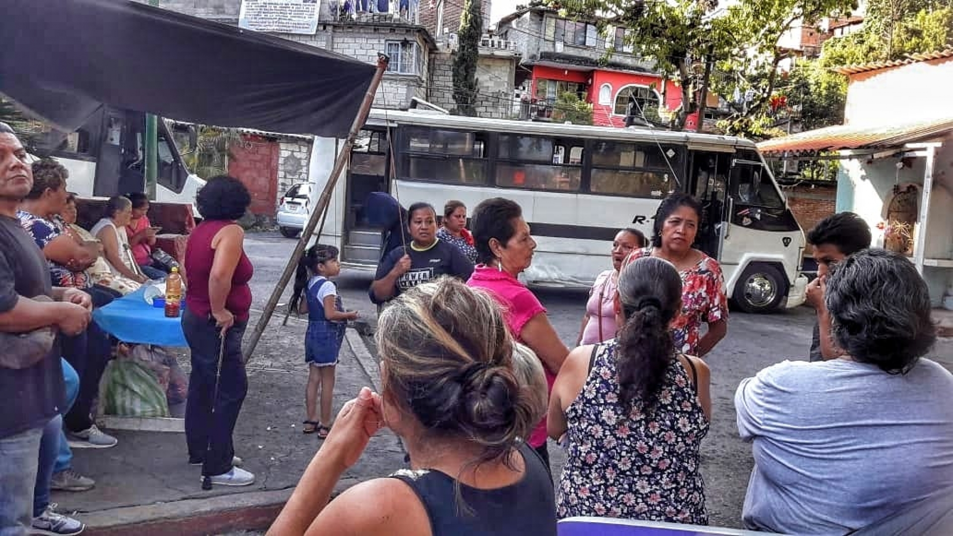 Retienen vecinos de Chulavista dos unidades de la ruta 4