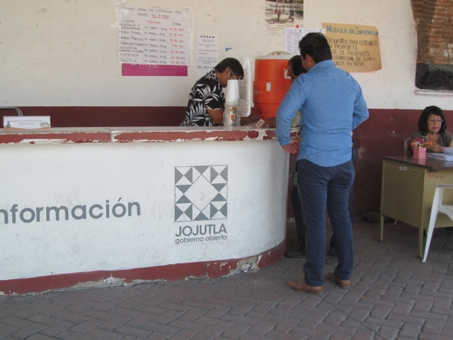Funcionario de Jojutla vende también agua fresca en la presidencia