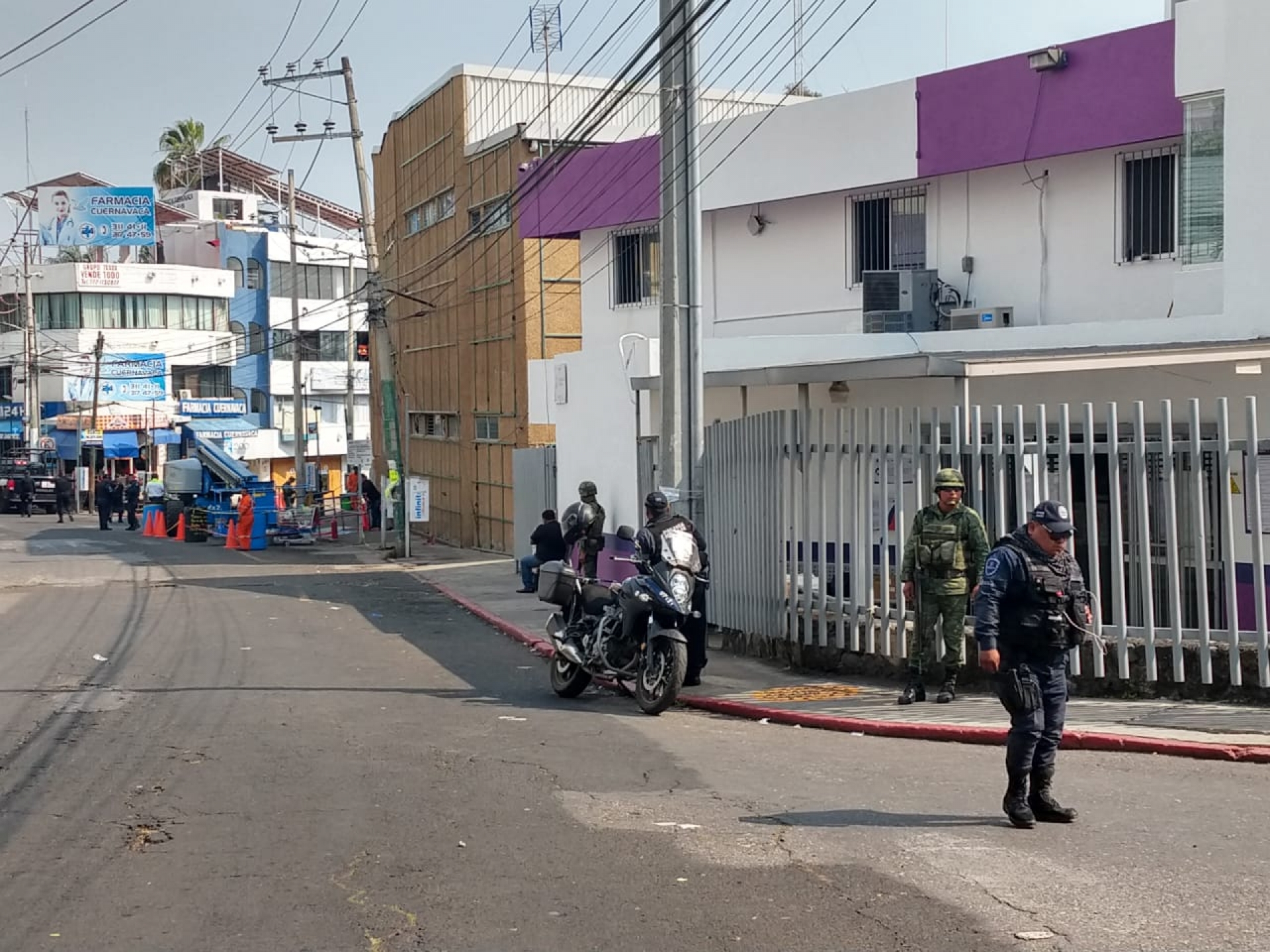 Resguardan policías y militares el hospital Parres, por traslado de internos heridos